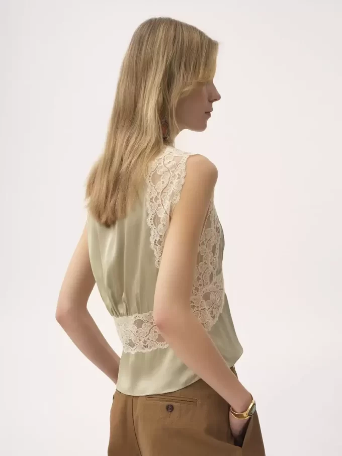 Top col V en satin de soie et dentelle