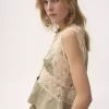 Top col V en satin de soie et dentelle