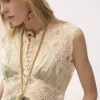 Top col V en satin de soie et dentelle