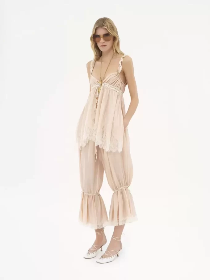 Pantalon court fluide en pongé de soie lavée et dentelle Pantalon court fluide en pongé de soie lavée et dentelle