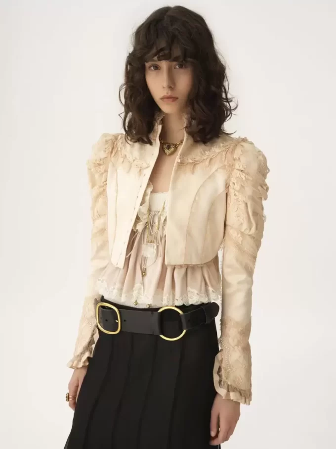 Veste courte ajustée en satin duchesse de soie et dentelle Veste courte ajustée en satin duchesse de soie et dentelle