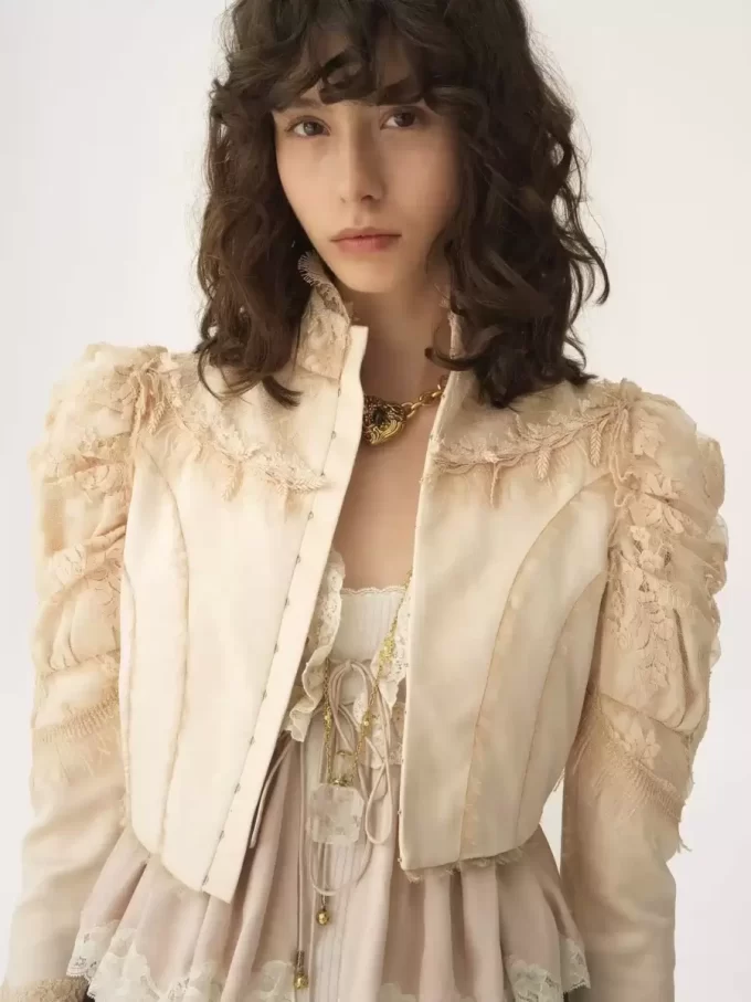 Veste courte ajustée en satin duchesse de soie et dentelle Veste courte ajustée en satin duchesse de soie et dentelle