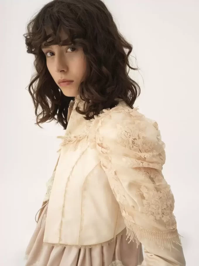 Veste courte ajustée en satin duchesse de soie et dentelle Veste courte ajustée en satin duchesse de soie et dentelle