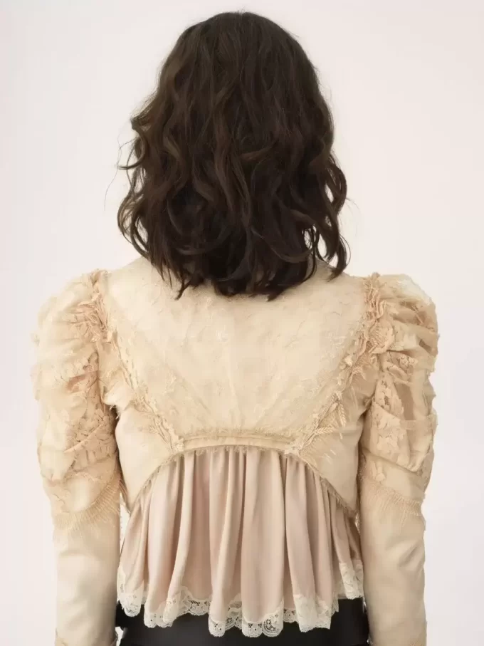 Veste courte ajustée en satin duchesse de soie et dentelle Veste courte ajustée en satin duchesse de soie et dentelle